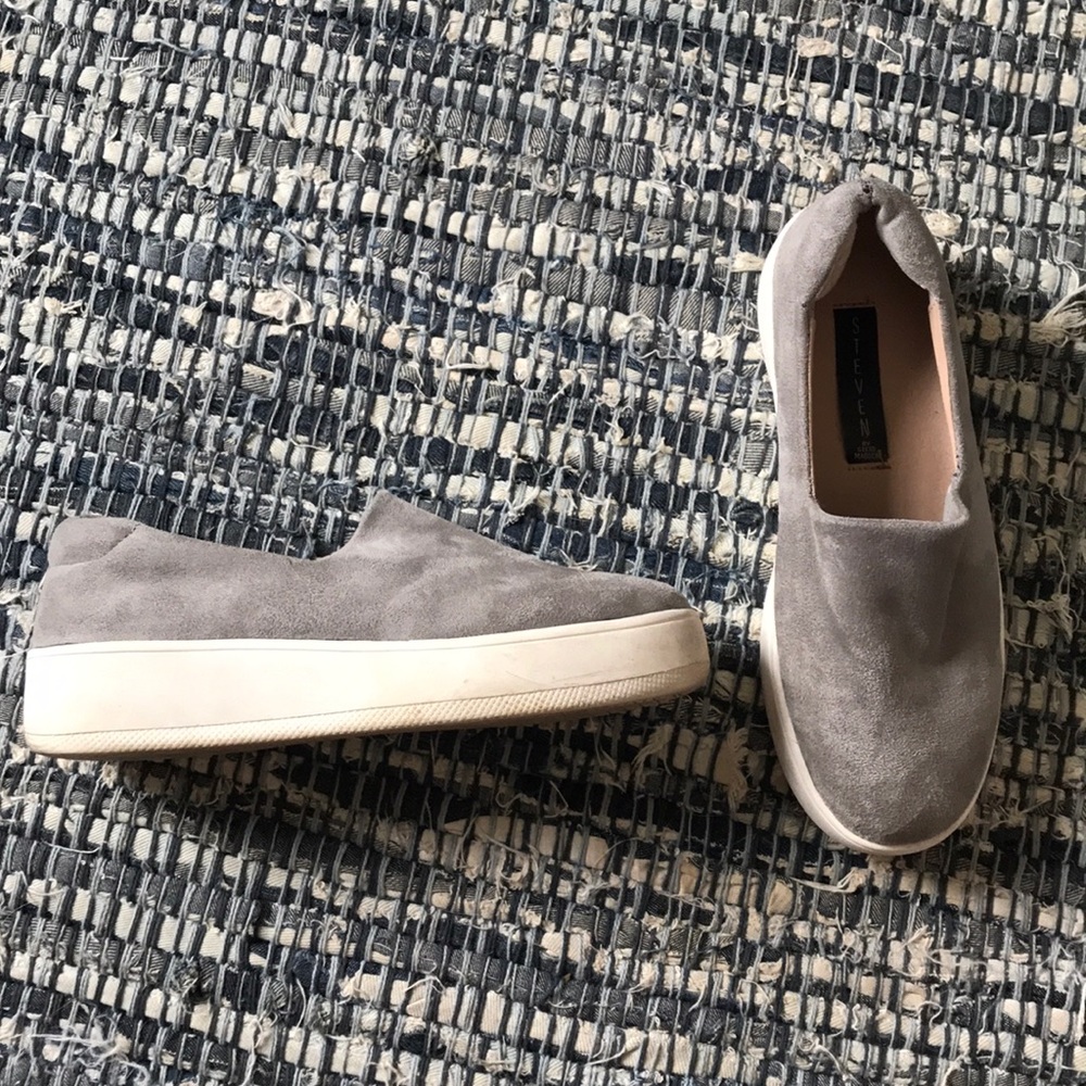Steve Madden gray slide on!!